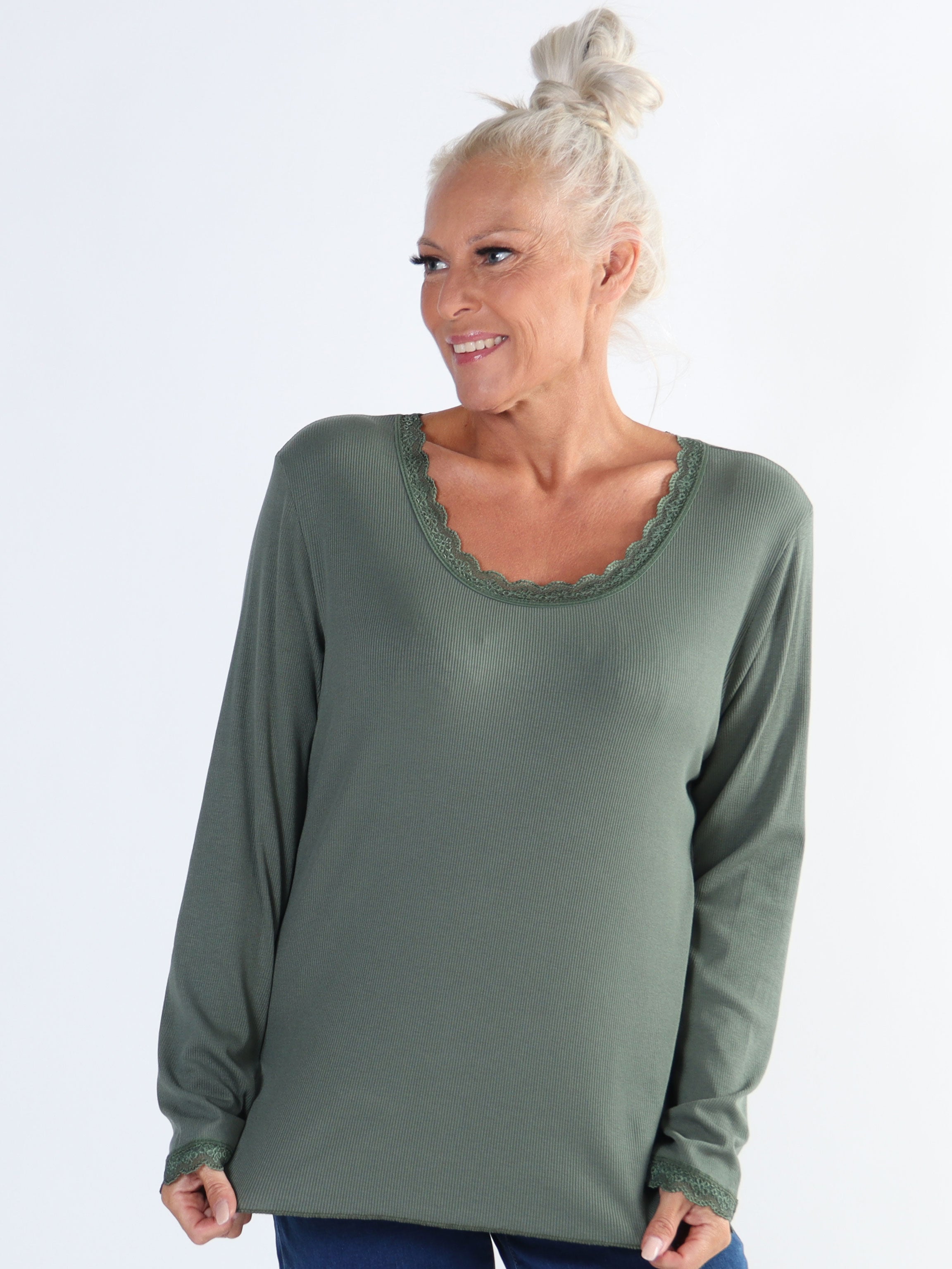 Ibina Long Sleeve - Plus size bluse med rib og blondekanter